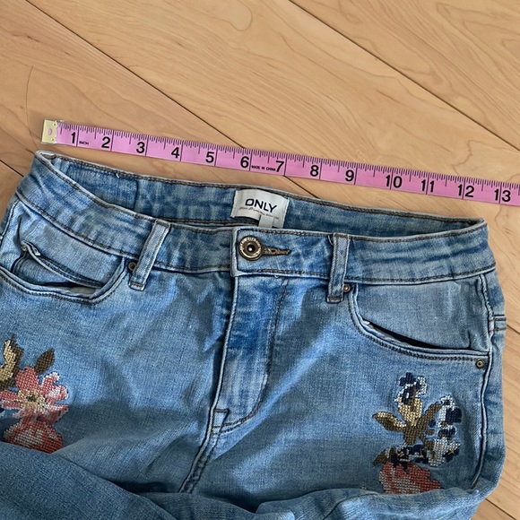 ONLY Floral Embroidered Ripped Skinny Jeans - Picture 6 of 8